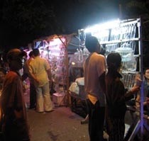 Jalan Irian Barat, Pusat Waria Hingga Ikan Hias